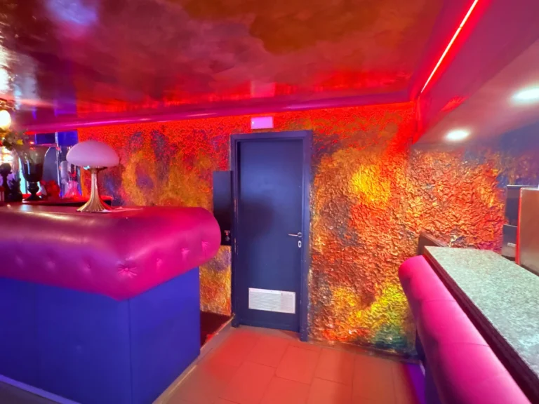 Dettaglio degli interni vivaci dell'area bar al Piper, rinomato night club per l'intrattenimento adulti e scelta ideale per un addio al celibato tra i night a Macerata e provincia.