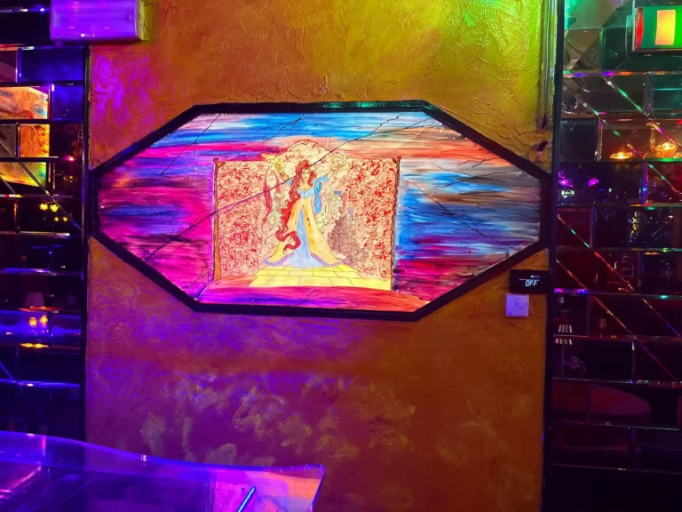 Dettaglio di un pannello artistico decorativo retroilluminato a parete all'interno del Piper, esclusivo night club per gente adulta a Macerata e provincia. Una location raffinata per un addio al celibato indimenticabile.