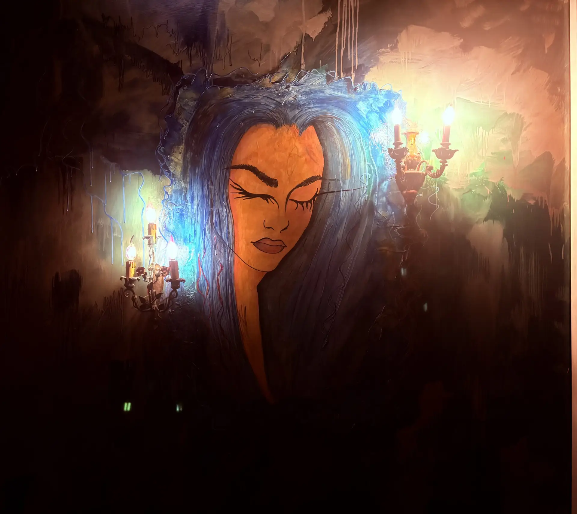 L'atmosfera vibrante e illuminata delle scenografie del Piper, il principale Night Club Macerata per vivere le migliori serate e la movida nelle Marche e nel Centro Italia.